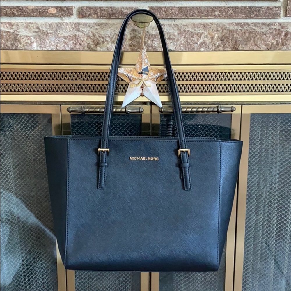 Like new Michael Kors shoulder bag🎉